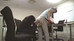 「ダメょぉ～声が出ちゃう～」掃除のおばさんのムチ尻をしつこく触ってみたら… 180分の5番目のサンプル画像