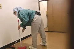 「ダメょぉ～声が出ちゃう～」掃除のおばさんのムチ尻をしつこく触ってみたら… 180分の13番目のサンプル画像