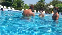 【プールナンパ×さえちゃん編】真夏のプールでイ〇スタ女子を確保せよ！彼氏と四か月ご無沙汰なビキニお姉さんはフェラするだけで濡れるドスケベ女！のサムネイル画像