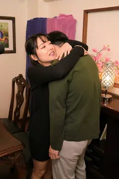 父親に反発する引きこもりの童貞な義理の息子を筆おろしする義母 / 宮沢ちはるのサムネイル画像