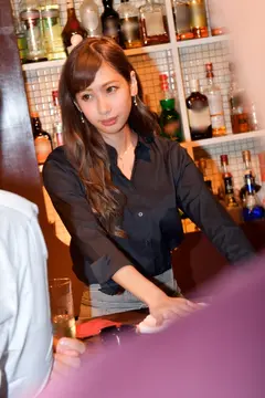 100%完全ガチ！噂の素人激カワ看板娘にアポなし取材⇒AV交渉！ target.36 アポなし取材！美脚美人なちょいギャルセクシーバーテンを真昼間から店内ハメ！！！ in 板橋のサムネイル画像