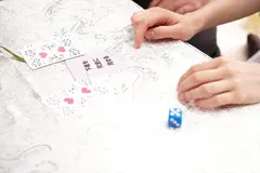 マジックミラー号 結婚式終わり、未婚のパーティードレスの女性がHなゲームでチ○コを両手に持たせたら、火が付き生まれて初めて3Pセックスへ！のサムネイル画像