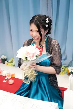 マジックミラー号 結婚式終わり、未婚のパーティードレスの女性がHなゲームでチ○コを両手に持たせたら、火が付き生まれて初めて3Pセックスへ！の9番目のサンプル画像