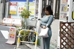 人妻ナンパ 251min 結婚してないふりをしてても着衣巨乳のニット姿は人妻の色気を隠せない！！の9番目のサンプル画像