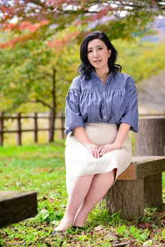 五十路で美人で爆乳って最強かよっ！初撮りおばさん 厳選素人6人 4時間 3の4番目のサンプル画像