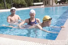 超美筋肉 スイミングインストラクター 電撃のAVデビュー！水中クンニでバタ足全開！ オイルまみれのマッスル腋＆尻コキ！ プールサイドで教え子交えてグチョ潮まみれ4P生中出しの14番目のサンプル画像