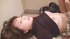 カワイイOLさん、あまりに急な展開だったのでトイレで3Pする羽目にwの9番目のサンプル画像