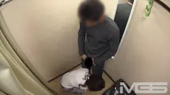 試着室で熟女店員にチ○ポ出して裾上げ依頼 2のサムネイル画像