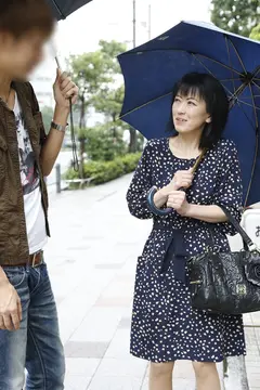 「もっと若い娘にしなさいよ？」とか言いながらも、まんざらでも無い気分で連れ込まれ…。まさかのナンパに胸の高まりを抑えきれない熟女たち 【人妻中出し】12人 4時間 4の16番目のサンプル画像