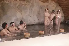 一般人カップル×生ハメ中出しサドンデスバトル 自分の彼女がゴール出来たら賞金獲得！他人の彼女をチ○ポでイかせて妨害しまくれ！カップル対抗タオル一枚だるまさんが転んだゲーム！の4番目のサンプル画像