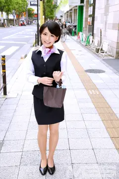 経験人数奇跡のたった1人！吉祥寺で見つけたショートカットが似合う爽やか携帯ショップ店員 あゆみ翼AVデビューのサムネイル画像