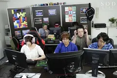 プロゲーマーを目指すヲタ男子たちを誘惑･･･ 女性経験がほとんどない気弱なヲタに隠れたエッチの才能が覚醒しゲーマーの指テクで大噴射潮吹き手マン&激イキ乳首連打に超絶腰使いピストンで大量ハメ潮！最後は三股がバレて集団イカされまくりSEX 唯井まひろのサムネイル画像