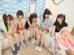 背の小さい大学生の女の子の初めてのおちんちん大研究のサムネイル画像