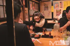 寝取ってヤル！居酒屋にマジックミラー特設スタジオを設置 痴女のフェラチオを拒めずトイレで浮気した彼氏を許せない彼女に「腹いせSEX」をけしかけてヤル！の7番目のサンプル画像