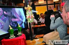 寝取ってヤル！居酒屋にマジックミラー特設スタジオを設置 痴女のフェラチオを拒めずトイレで浮気した彼氏を許せない彼女に「腹いせSEX」をけしかけてヤル！の10番目のサンプル画像