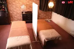 【VR】ペアルームNTRエステ すぐ真横にエステを受けている彼女がいるのに痴女エステティシャンの手技にチ○ポはギンギン!性欲には逆らえずなすがままに受け入れナマ中出し射精!のサムネイル画像