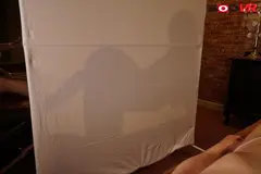 【VR】ペアルームNTRエステ すぐ真横にエステを受けている彼女がいるのに痴女エステティシャンの手技にチ○ポはギンギン！性欲には逆らえずなすがままに受け入れナマ中出し射精！の10番目のサンプル画像