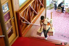 SOD女子社員 元気ハツラツな若手AD女子社員が働くAV撮影の舞台裏大公開！撮影現場でのHなアクシデントに戸惑いながらも恥じらい隠して全力対応！さらに！暴走した男たちと全員SEXしちゃってました！！ 園洋子 遠藤ゆな 東美咲 川合ちほの18番目のサンプル画像