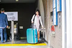 新人 三浦加鈴 ～て●みくらぶツアー参加者(Hカップ巨乳24歳)が海外から自力で帰ってきた！貯金がなくなってしまったので帰国早々1本限りのAVデビュー！！～のサムネイル画像