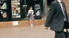 【アイドル級】22歳【スケベ美少女】しおりちゃん参上！普段はパチンコ店に勤める彼女の応募理由は『激しくないと満足できないんです…』お困りのご様子！とにかく今回の撮影を楽しみにやってきた【変態女子】お望み通りのガチ男優2人を用意！こんな可愛い子が…あんな事を…こんな事を…のオンパレード！『パチンコもエッチも同じですよ♪』その心は？『どちらもドキドキがたまりません♪』うっ、上手い！w 半端じゃないイキ様は必見！お見逃しなく！のサムネイル画像