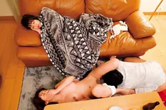 背徳感を感じながらも… 眠る妹の隣で何度もハメられて…そのまま中出し 波多野結衣のサムネイル画像