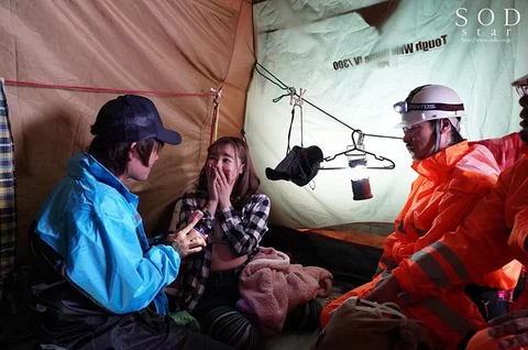 まさかの雪山遭難NTR!?彼氏が救助隊を呼びに行った直後から・・・カラダを温め合い極限状態のサバイバルSEXしまくった18時間。 小倉由菜のサムネイル画像
