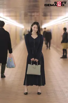 【初撮り】某物流会社で働く都内在住24歳OL 身長150cm、C カップでジムで鍛えられた美しいスレンダーボディ 茶色い瞳と小顔で堀の深いルックスがハーフ系モデルのような雰囲気。 サバサバ系クール美女がイラマチオで喉イキ！ドM堕ち。 ありさのサムネイル画像