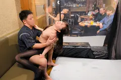 羞恥！彼氏連れ素人娘をマシンバイブでこっそり攻めまくれ！ 25 素人VSマシンバイブ 激安居酒屋にマジックミラー特設スタジオを設置 新人研修で1日中パンプスを履いて蒸れた美脚のOLがガクプルで耐えるガニ股ピストン編の7番目のサンプル画像