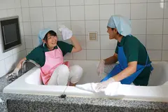 ラブホテルで働くワケあり美熟女清掃員 ～ここでバイトしたら一発ヤラせてくれるかな？のサムネイル画像