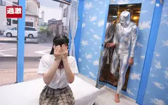 【しゃびー22歳】NHマジックミラー号 制服の似合うニューハーフ娘がおちんちん年齢当てに挑戦！Wチ○ポに挟まれ大興奮！初めての串挿し3Pでケツ穴ぱっくり連続ペニキュン中出しのサムネイル画像