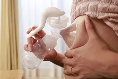 【小那海あや】身重の嫁に搾乳の仕方を教えてる先輩ママさんのおっぱいのサムネイル画像