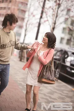 ナンパされたエッチな素人女性たち ムッチリふくよかな巨乳となでまわしたくなる大きなお尻の熟女が年下男に抱かれ乱れる 4時間の15番目のサンプル画像