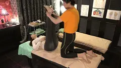 「オマ●コの中、いっぱいにしてッ！」マッサージ師のデカチン目当てに通いつめる五十路熟女たちの実態のサムネイル画像