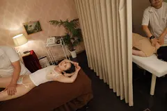 マッサージ師のなすがまま、カーテン越しに上から下まで弄られまくりの人妻たち！！声を殺して、鼻息も荒くオイルで火照ったカラダをふるわせ旦那にバレずにイキ放題っ！！久々の中出しに子宮は切なく痺れ、たっぷり染み込む他人種がメスの性を目覚めさせるっ！！ 3 梨々花 星あめり 桐谷なおの12番目のサンプル画像