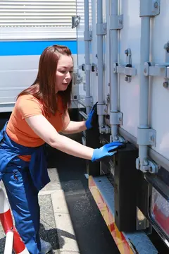 実は美人が多い女性トラック運転手を性感マッサージでとことんイカせてみた豪華版 (2)のサムネイル画像