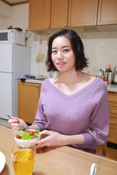 欲求不満の妻をデカチンの部下と2人きりにしてみたら (16)のサムネイル画像