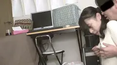 旦那さんのすぐ側で奥さんを寝取る 11の5番目のサンプル画像