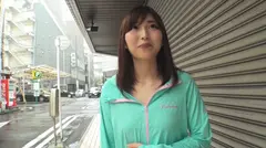 雨宿りしていたランニング中の極上OLさんをナンパ！のサムネイル画像