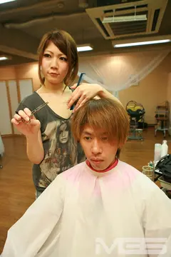 乳首が見え隠れしているセクシーな美容師はヤラせてくれるのか？ 2の4番目のサンプル画像