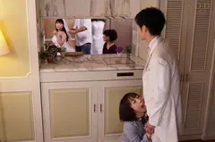 戸田真琴 結婚式最中の新郎に中出しさせる美人ウェディングプランナーの9番目のサンプル画像