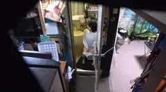 自分の部屋に泊まることになった妻の女友達 ｢人妻綾音さん(仮名)三十歳｣に当然のように手を出してしまうワタシ 17のサムネイル画像