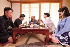 変態叔父さんのマッサージで秘部キワキワまで責められ…快楽堕ちした巨乳不倫妻 二羽紗愛のサムネイル画像