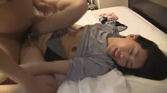 韓国エステ嬢に自慢のデカチン見せつけると勃起チ○ポに釘付け！の8番目のサンプル画像