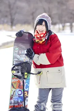 マジックミラー号 雪山で声をかけた恋人が欲しい女学生が本気のお見合い大作戦！自らが選んだ好みの男性と2人っきりになると燃え上がりすぎて、濃厚なねっとりキスを連発！両想い同士の「出会って即ラブラブ密着SEX」をお見せします！のサムネイル画像