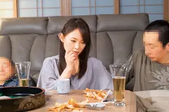 コタツ特化アングル！ コタツの中！お義母さんのマ○コを弄りまくりビチャビチャに興奮させて愛液糸引き！NTRSEXで何度でもイキまくってしまった 4時間の9番目のサンプル画像