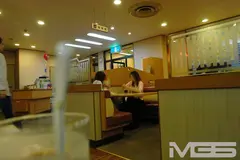 深夜のファミリーレストランでギャル荒らし!! 2のサムネイル画像