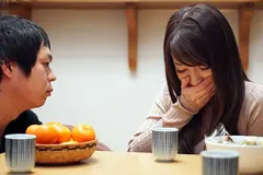 コタツの中でこっそり悪戯 2 義母に中出し！不倫美熟女の股間にズボッ！ 17名の5番目のサンプル画像