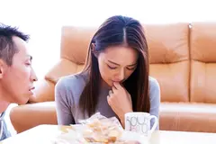 コタツの中でこっそり悪戯 義母に中出し！不倫美熟女の股間にズボッ！15名のサムネイル画像