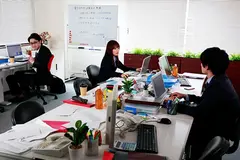 誰もいないオフィスで 宮沢ちはるの1番目の作品シーン