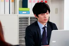 誰もいないオフィスで 宮沢ちはるの3番目の作品シーン